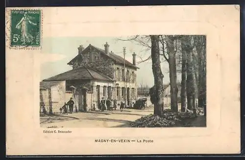 AK Magny-en-Vexin, La Poste et les passants devant le bâtiment historique