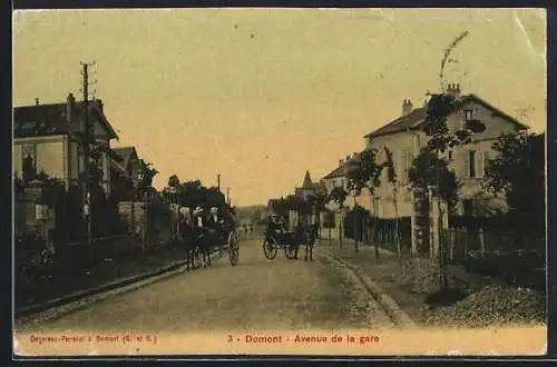 AK Domont, Avenue de la Gare avec calèches sur la route