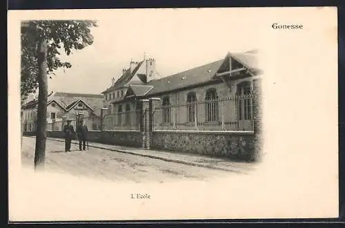 AK Gonesse, L`École et la rue adjacente avec deux passants
