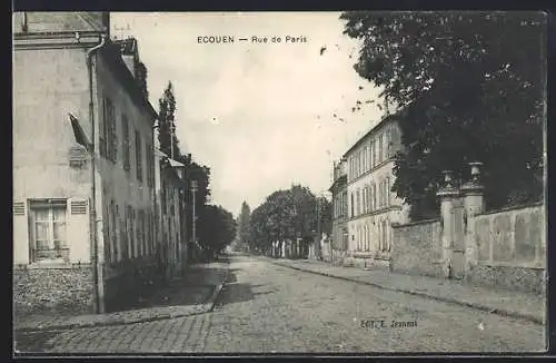AK Écouen, Rue de Paris avec maisons et arbres alignés
