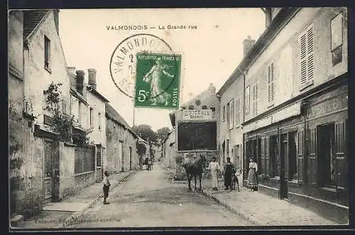 AK Valmondois, La Grande rue avec habitants et cheval