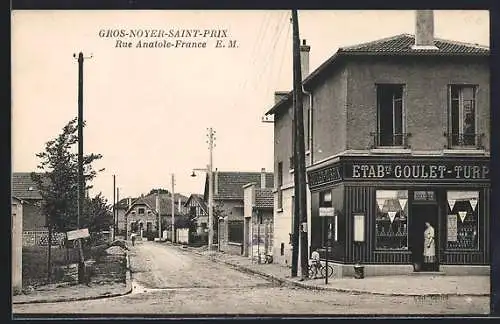 AK Gros-Noyer-Saint-Prix, Rue Anatole-France mit Geschäften und Wohnhäusern