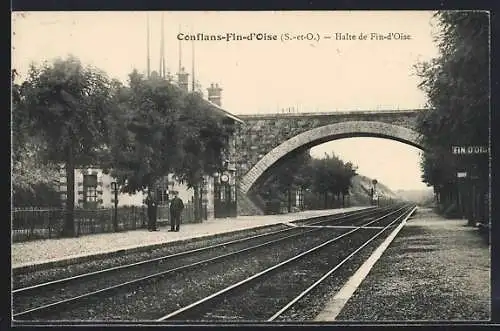 AK Conflans-Fin-d`Oise, Halte de Fin-d`Oise avec pont ferroviaire en arrière-plan