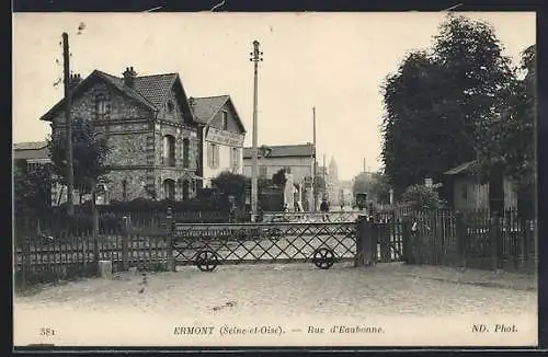AK Ermont, Rue d`Eaubonne avec passage à niveau et maisons environnantes
