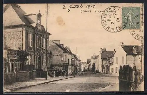 AK Domont, Place de la Mairie et rue animée avec passants