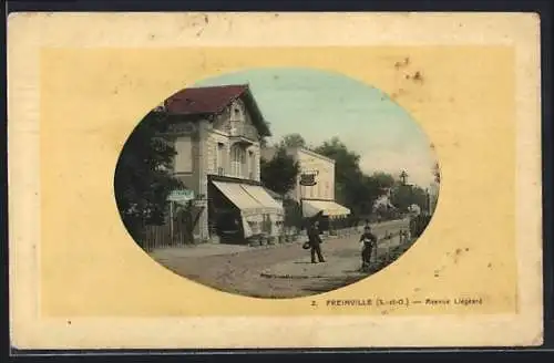 AK Freinville, Avenue Légeret avec passants et facades de maisons