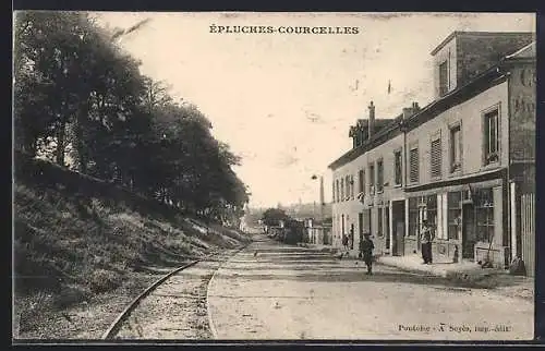 AK Épluches-Courcelles, Rue principale avec bâtiments et voie ferrée adjacente