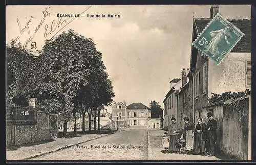 AK Ézanville, Rue de la Mairie avec des habitants devant l`hôtel de la station d`Écouen