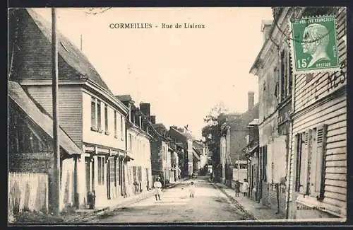 AK Cormeilles, Rue de Lisieux animée avec passants et bâtiments anciens