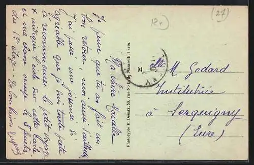 AK Cormeilles, Rue de Lisieux animée avec passants et bâtiments anciens