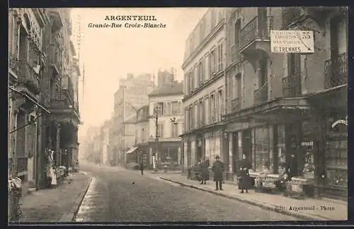 AK Argenteuil, Grande-Rue Croisa-Blanche avec passants et boutiques