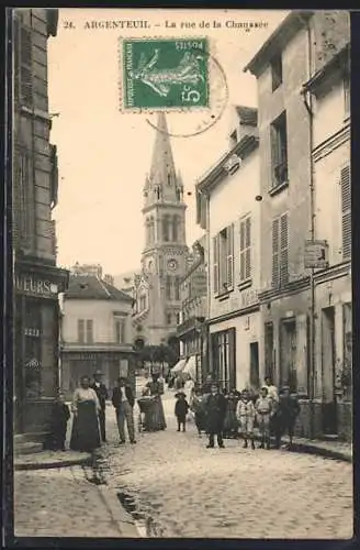 AK Argenteuil, La rue de la Chaussée et l`église en arrière-plan