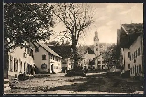 AK Kohlgrub, Strassenblick auf den Dorfplatz und Kirchturm
