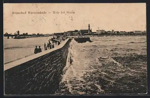 AK Warnemünde, die Mole bei Sturm, Blick zum Leuchtturm