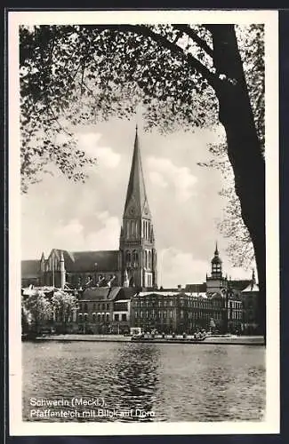 AK Schwerin /Meckl., Pfaffenteich mit Blick auf den Dom