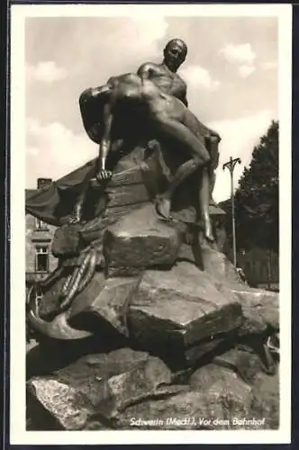 AK Schwerin /Meckl., Statue vor dem Bahnhof