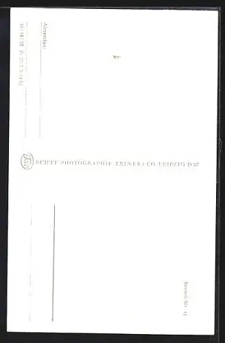 AK Schwerin /Meckl., Statue vor dem Bahnhof