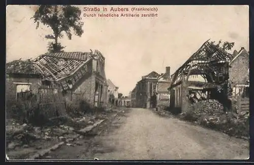 AK Aubers, vue d`une rue bordée de maisons en ruine