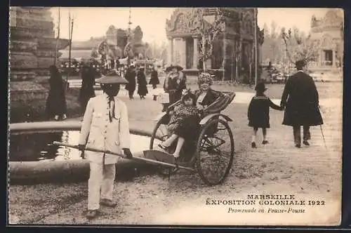 AK Marseille, Koloniale Ausstellung 1922 mit einer Mutter und ihrer Tochter in einer Rikscha