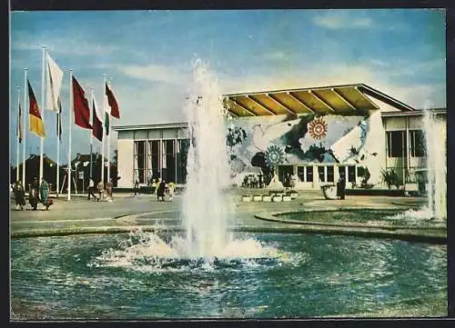 AK Erfurt, 1. Internationale Gartenbau-Ausstellung d. soz. Länder 1961, Halle I Völkerfreundschaft mit Fontänen