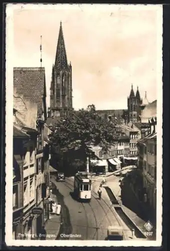 AK Freiburg i. Breisgau, Oberlinden, Strassenpartie mit Strassenbahn und Kirche aus der Vogelschau