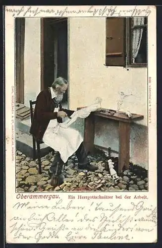 AK Oberammergau, Ein Herrgottschnitzer bei der Arbeit