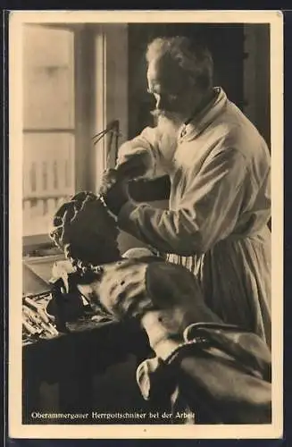 AK Oberammmergau, Herrgottschnitzer bei der Arbeit