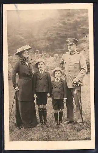 AK Grossherzog Ernst Ludwig von Hessen-Darmstadt in Uniform mit Familie