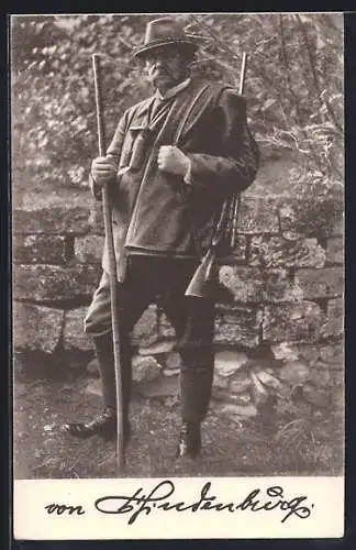 AK Paul von Hindenburg in den Bayerischen Bergen im Herbst 1923, auf Jagd mit Flinte und Fernglas