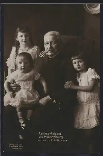 AK Reichspräsident von Hindenburg mit seinen Enkelkindern