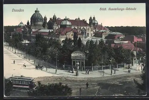 AK Dresden, Städtisches Ausstellungs-Gebäude mit Strassenbahn
