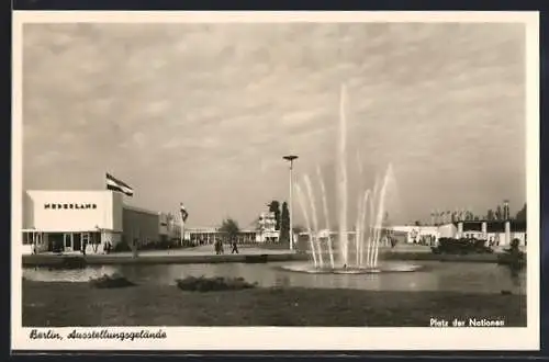 AK Berlin-Charlottenburg, Deutsche Industrie-Ausstellung 1956, Ausstellungsgelände, Platz der Nationen mit Fontäne