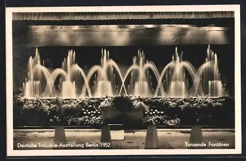 AK Berlin, Deutsche Industrie-Ausstellung, 1952, Tanzende Fontänen mit Pflanzen
