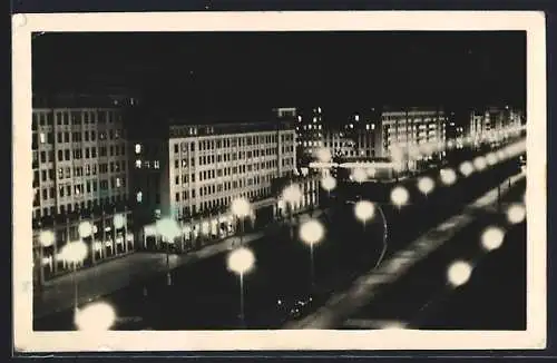 AK Berlin, Stalinallee bei Beleuchtung