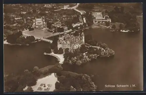 AK Schwerin i. M., Fliegeraufnahme vom Schloss und Umgebung