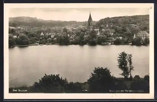 AK Bad Buckow /Märkische Schweiz, Blick von der Ferdinandshöhe auf den Ort mit Kirche