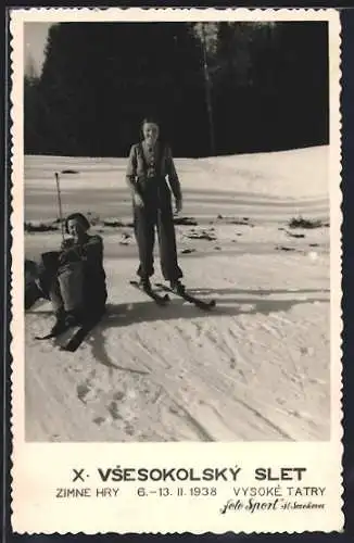 AK Vysoké Tatry, Vsesokolský Slet, Zwei Frauen auf Skiern im Schnee