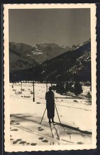 Foto-AK Mann auf Skiern gegen Berglandschaft