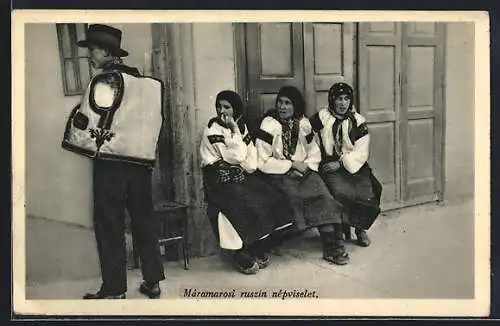 AK Máramarosi ruszin népviselet, Ungar und Ungarinnen in Tracht