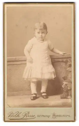 Fotografie Wilh. Risse, Marburg a/Lahn, Bahnhofstrasse No. 5, Porträt eines kleinen Kindes