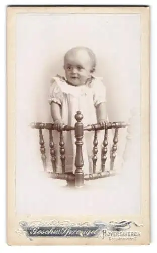 Fotografie Geschw. Sprengel, Hoyerswerda, Dresdenerstrasse 2, Kleinkind in einem Gitterbett