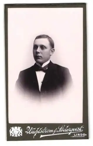 Fotografie Wahlström & Söderqvist, Linde, Elegantes Porträt eines jungen Mannes im Anzug