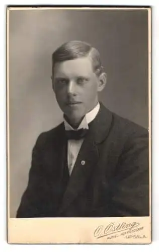 Fotografie O. Östling, Upsala, Porträt eines jungen Mannes im Anzug