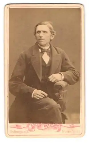 Fotografie Eric Peterson, Norrköping, Drottninggatan 36, Porträt eines sitzenden Mannes