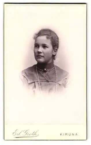 Fotografie Erl. Groth, Kiruna, Porträt einer jungen Frau