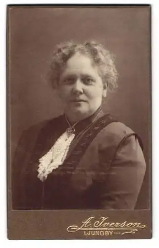 Fotografie A. Iverson, Ljungby, Porträt einer Dame mit feiner Kleidung