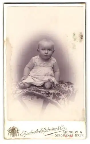Fotografie Elisabeth Elfström & Co., Ljungby, Kleinkind auf einem bestickten Kissen