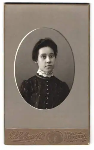 Fotografie G. Hellqvist & Co., Örebro, Porträt einer jungen Frau