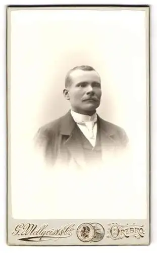 Fotografie G. Hellqvist & Co., Örebro, Porträt eines Mannes im Anzug
