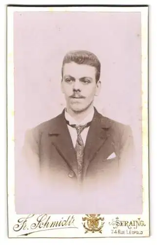 Fotografie Fr. Schmidt, Seraing, Rue Léopold 74, Porträt eines jungen Mannes